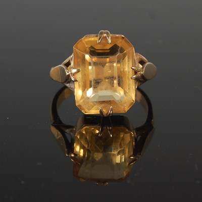 Lot 59 - A yellow metal and citrine set single stone...