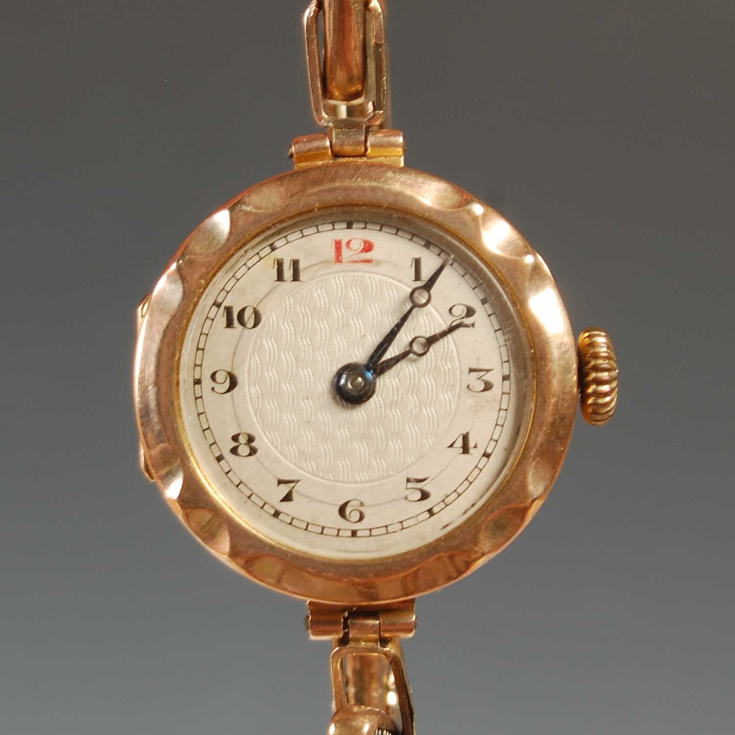 Lot 86 - A vintage 9ct gold cased ladies wristwatch...