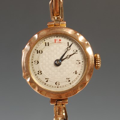 Lot 86 - A vintage 9ct gold cased ladies wristwatch...