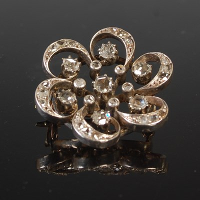 Lot 92 - A yellow and white metal diamond set flower...