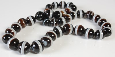 Lot 99 - A smart banded agate graduated bead necklace,...
