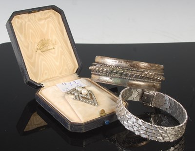 Lot 101 - A group of white metal jewellery to include...