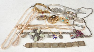 Lot 108 - A box of assorted costume jewellery.