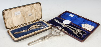 Lot 191 - A cased pair of Sheffield silver grape...