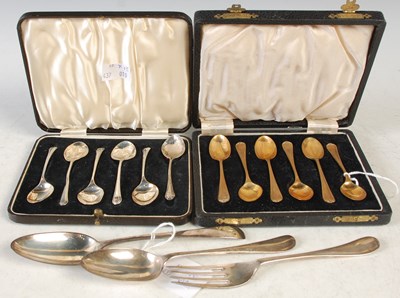 Lot 192 - A collection of silver ware to include a cased...