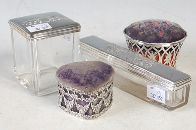 Lot 193 - A group of dressing table silverware to...