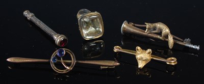 Lot 235 - A small group of jewellery to include a yellow...