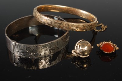 Lot 236 - A small group of jewellery to include a yellow...
