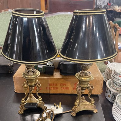 Lot 482 - A pair of gilt metal table lamps and black...