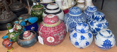 Lot 552 - A collection of assorted Chinese porcelain...