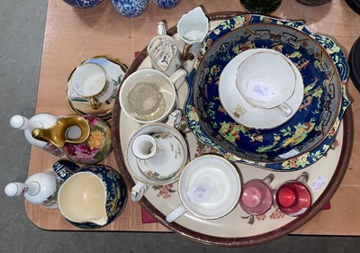 Lot 562 - A collection of assorted ceramics to include a...