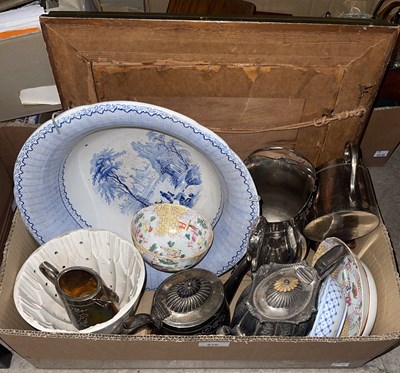 Lot 610 - A box of assorted household ware to include...