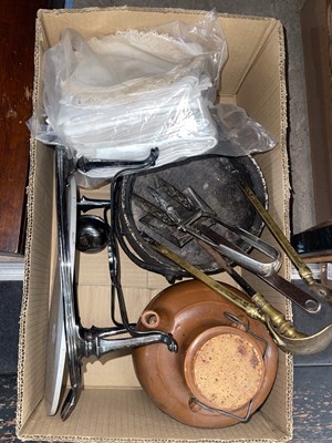 Lot 614 - A box of assorted household items to include...