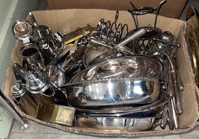 Lot 618 - A box of assorted EP ware.