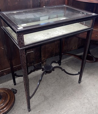 Lot 817 - An Edwardian mahogany bijouterie table, the...