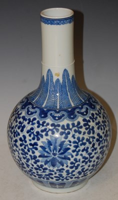 Lot 161 - A Chinese porcelain blue and white bottle vase,...