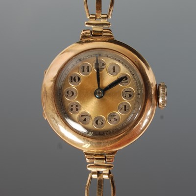 Lot 247 - A 9ct gold cased ladies wristwatch with rolled...