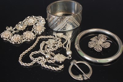 Lot 124A - A collection of white metal jewellery to...