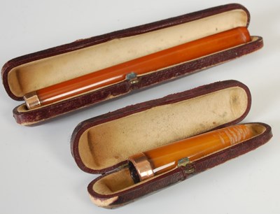 Lot 319A - A 9ct gold mounted cheroot holder in original...