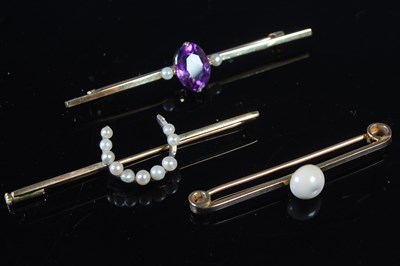 Lot 29 - A group of three assorted yellow metal bar...