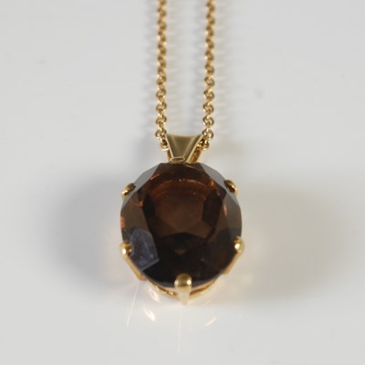 Lot 35 - A 9ct gold gem set pendant and chain, gross...