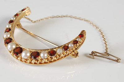 Lot 42 - A yellow metal, split pearl and garnet...