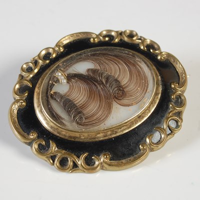 Lot 46 - A late 19th century yellow metal and black...