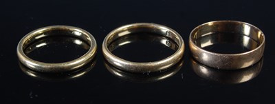 Lot 60 - Three assorted 18ct gold rings, one size K;...