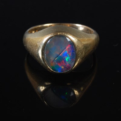 Lot 77 - A yellow metal and opal single stone ring,...