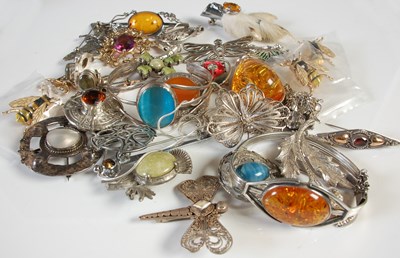 Lot 99 - A box of assorted costume jewellery.
