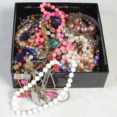 Lot 101A - A box of assorted costume jewellery.