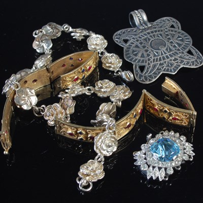 Lot 104 - A collection of assorted jewellery to include...