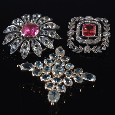 Lot 106 - Three assorted costume jewellery brooches.