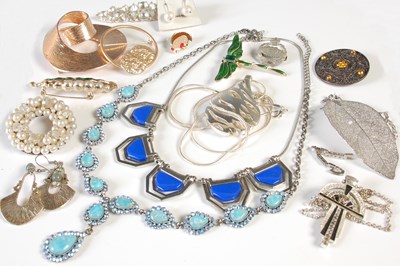 Lot 107 - A box of assorted costume jewellery.