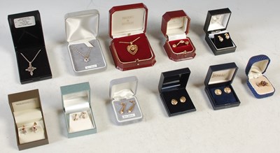 Lot 109 - A tray of assorted boxed jewellery comprising...