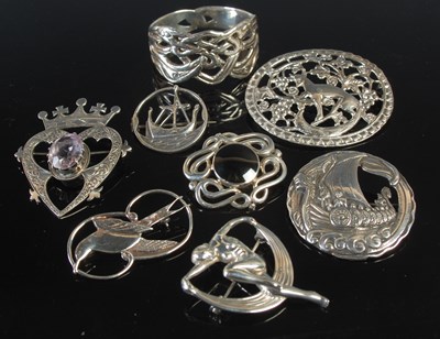 Lot 129 - A collection of seven assorted silver and...