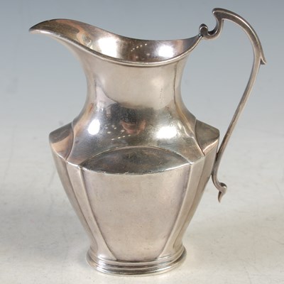 Lot 173 - A Sheffield silver cream jug, 3.6 troy ozs.
