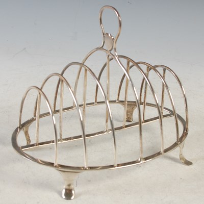Lot 174 - A George III silver seven bar toast rack,...