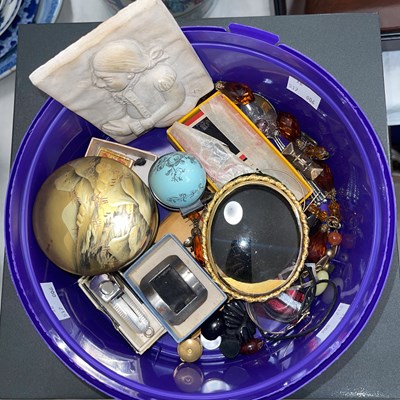 Lot 281 - A box of assorted items to include Japanese...