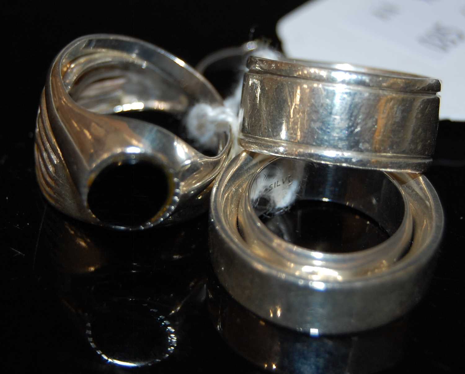 Lot 126 - Six assorted silver and white metal rings, 1.3...