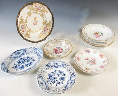 Lot 317 - A collection of ceramics to include three...