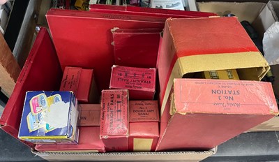 Lot 411 - A box of assorted vintage Hornby O gauge...