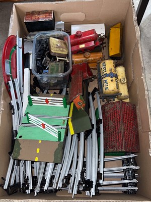 Lot 428 - A box of assorted Hornby O gauge to include...