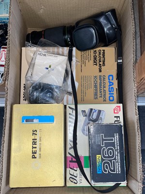 Lot 429 - A box of assorted vintage camera equipment to...