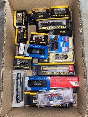 Lot 437 - A box of assorted Graham Farish by Bachmann N...
