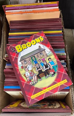 Lot 440 - A box of assorted vintage Broons and Oor...