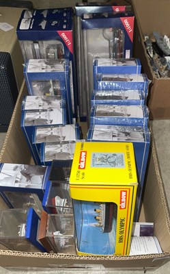 Lot 447 - A box of boxed model steamer ships; cruise...