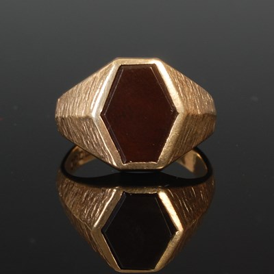 Lot 53N - A 9ct gold signet ring, set with a hexagonal...