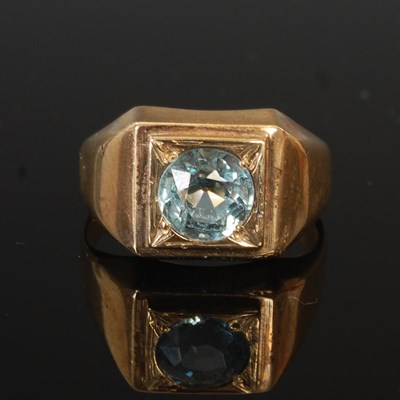 Lot 53Q - A large gold ring, set with a light blue...