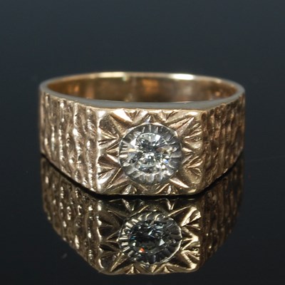 Lot 53R - A 9ct gold gents dress ring, set with a single...